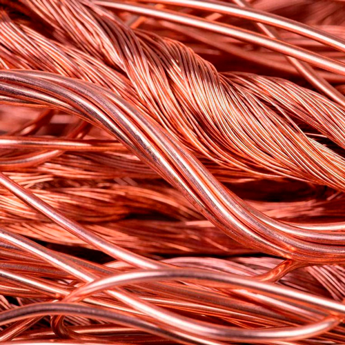 A HC Metais comercializa sucatas de cobre mel ou sucata de cobre vermelho. Esse material deriva de fios e cabos el�tricos isentos de isola��o, tamb�m podem ser barramentos e tubos sem oxida��o. Saiba mais sobre a separa��o e classifica��o.