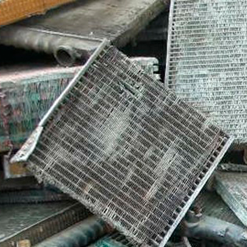 A sucata de Radiador de Metal tem origem em radiadores sucateados de metal com cobre ou inteiramente de metal. Esse material � utilizado para corrigir ligas de lat�o. Confira como a HC Metais classifica e separa esse tipo de sucata.