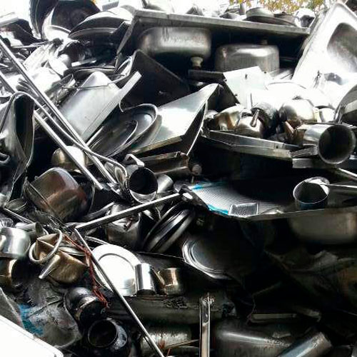 A sucata de inox ferroso geralmente � derivada de pe�as como chapas de fog�o, panelas, coifas, entre outros objetos de inox. A HC Metais separa, classifica e comercializa o material de acordo com a qualidade exigida pelo cliente.