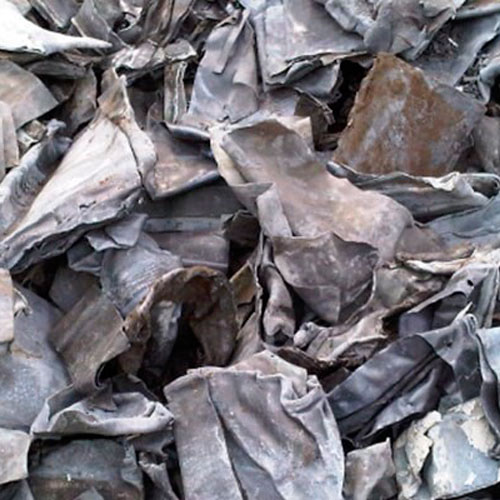 A HC Metais comercializa sucata de chumbo mole encontrada em canos, mantas de cabos el�tricos, coletes protetores de radia��o, entre outros objetos. Veja como � realizada a separa��o e classifica��o do material. 