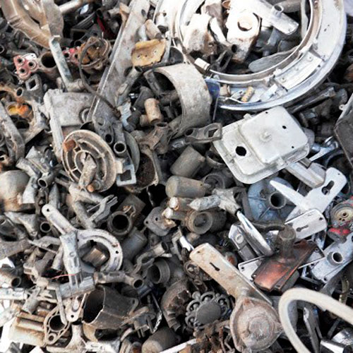 A sucata de Zamac � uma liga met�lica bastante utilizada em ind�strias por ser um material barato. Deriva de bocas de fog�o, pe�as automotivas, chaves, v�lvulas de g�s, entre outros objetos. Verifique sua separa��o e classifica��o.